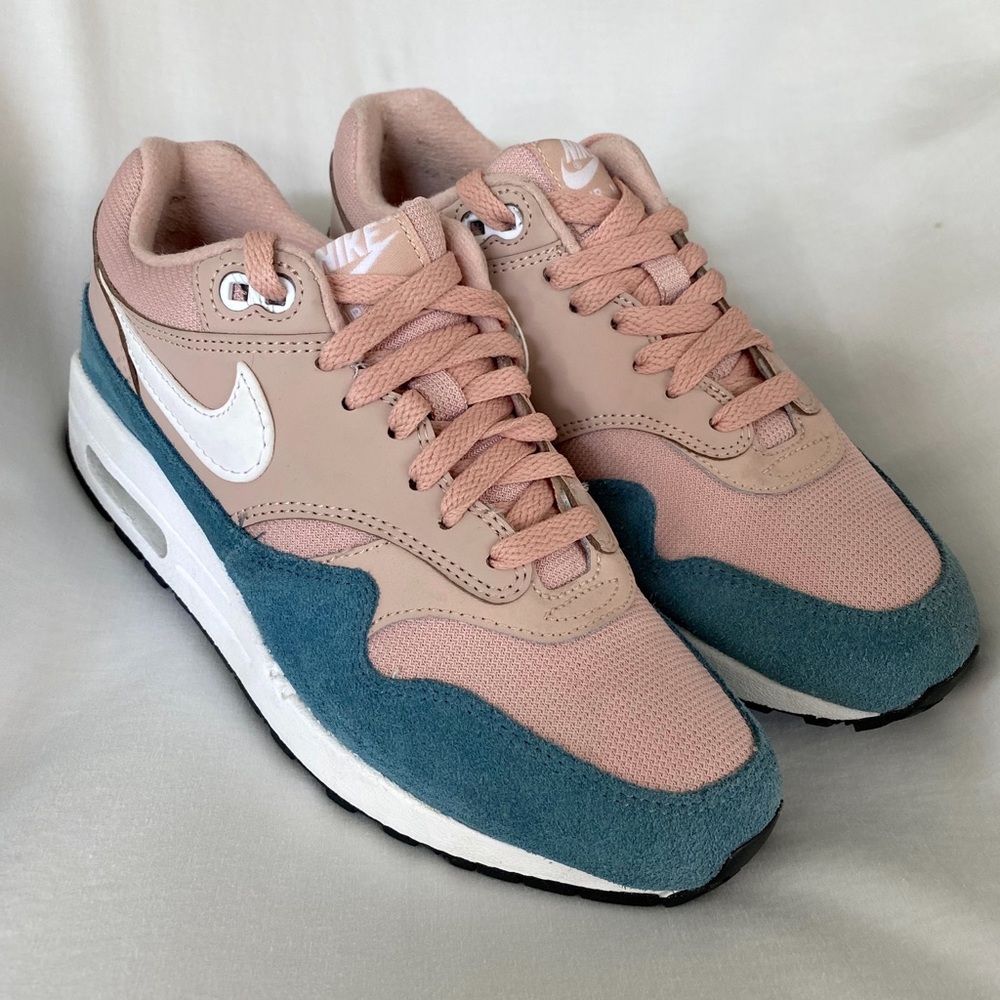 Nike Air Max women’s size 7